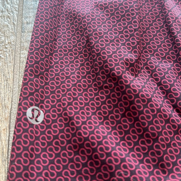 Black and maroon Mens Lululemon shorts - Picture 3 of 3